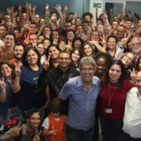 Estudantes e apoiadores da chapa 2, comemorando o resultado vitorioso nas urnas. Ao centro Fábio e Patrícia. Fonte: https://www.facebook.com/auftmquequeremos/
